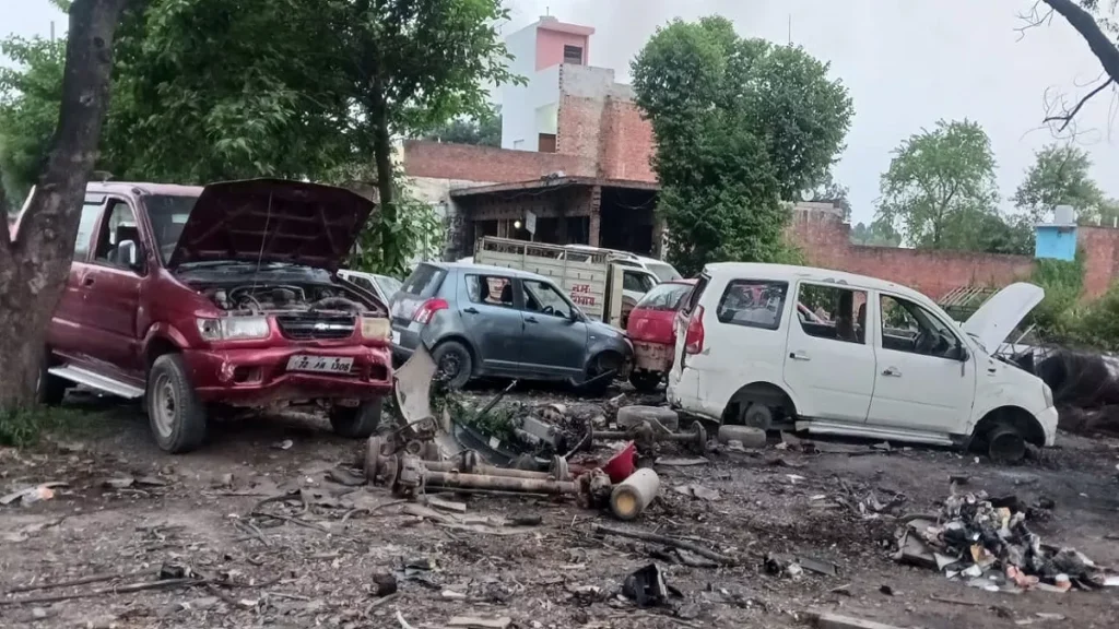 सुलतानपुर: कबाड़ की दुकान पर कटने के लिए खड़े वाहन