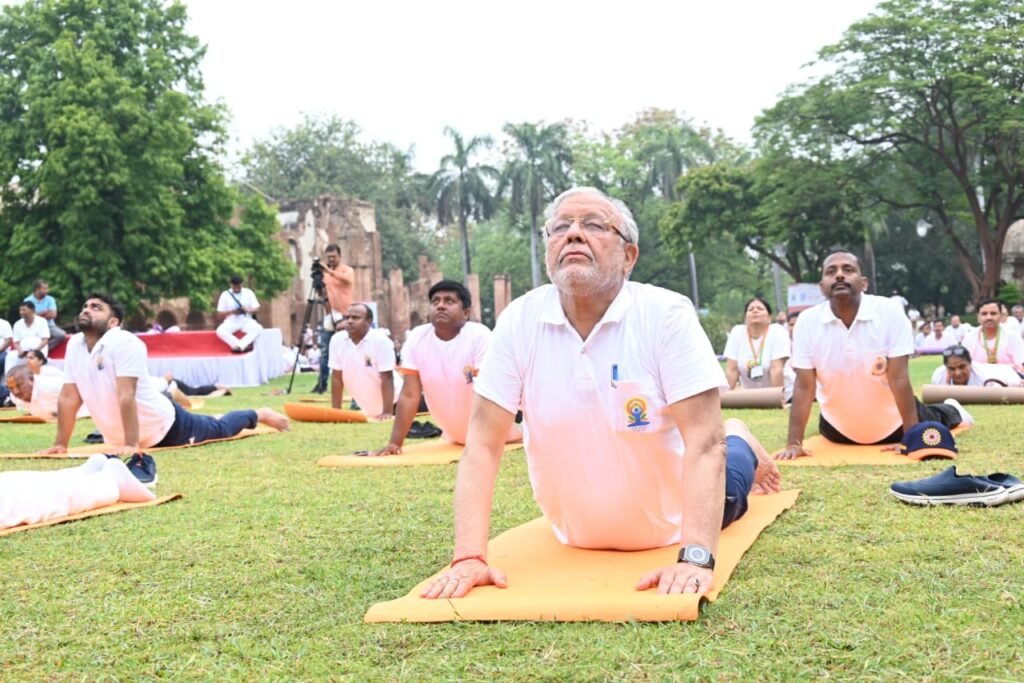 मा0 वित्त एवं संसदीय कार्य मंत्री श्री सुरेश कुमार खन्ना जी, दिनांक 21 जून 2023 को रेजीडेंसी, लखनऊ में 9वें अंतरराष्ट्रीय योग दिवस’ के अवसर पर योग करते हुये।