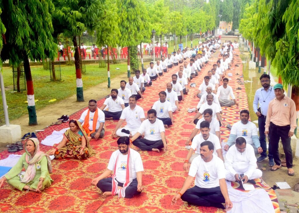 मा0 आवास और शहरी केन्द्रीय राज्य मंत्री श्री कौशल किशोर जी, दिनांक 21 जून 2023 को काकोरी शहीद स्मारक स्थल, मलिहाबाद, लखनऊ में 9वें अंतरराष्ट्रीय योग दिवस के अवसर पर योग करते हुये।