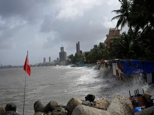 चक्रवाती तूफान बिपरजॉय को लेकर समुद्री तटों पर सतर्कता बढ़ा दी गई है. ( फोटो- AP )