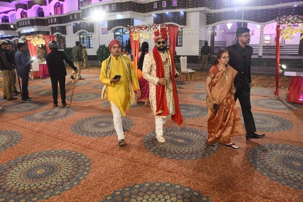 तेंदुए की खबर सुन कर भागते हुए दुल्हा और रिश्तेदार 