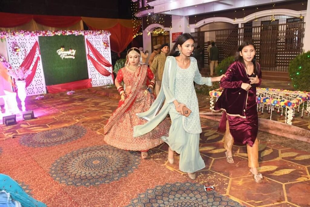 शादी समारोह में तेंदुए की खबर सुन कर भागती दुल्हन