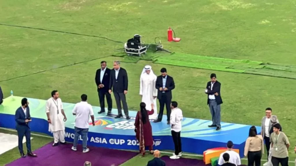 ट्रॉफी देने के लिए स्टेज पर खड़े रह गए मोहसिन नकवी