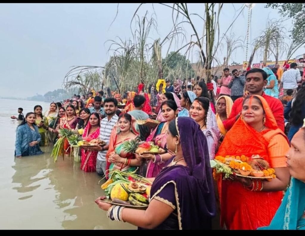 घाट पर महिलाएं पूजा अर्चना करती हुई । Photo: Utkarsh Kumar 