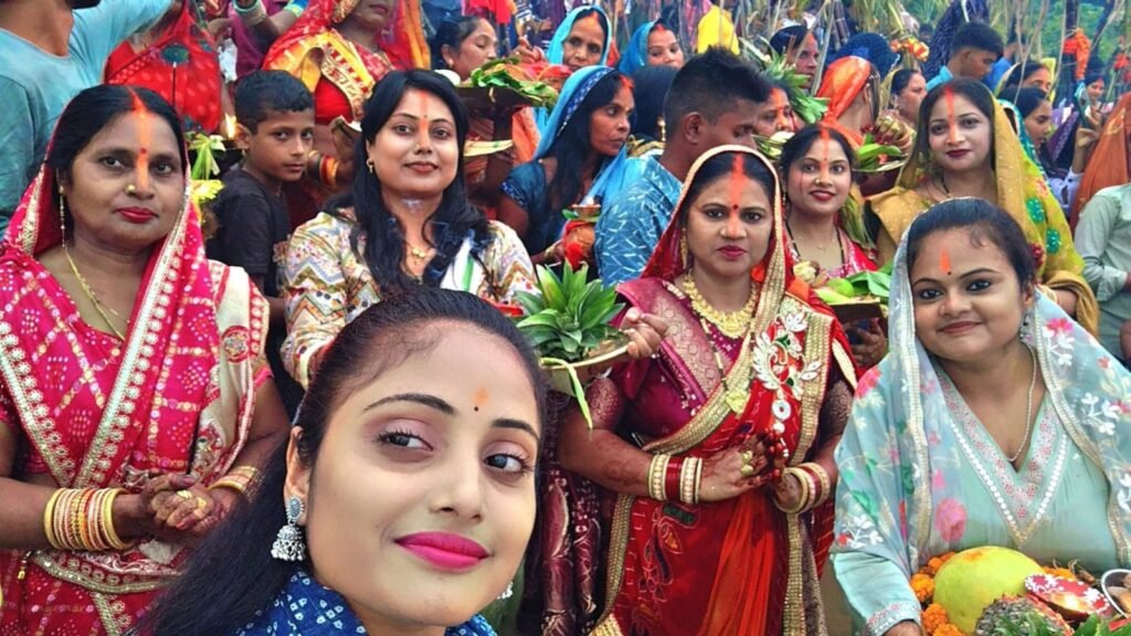 घाट पर महिलाएं पूजा अर्चना करती हुई । Photo: Utkarsh Kumar 