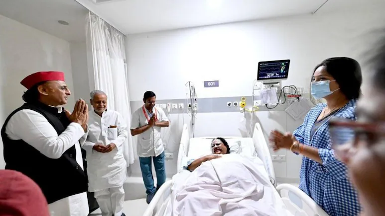 सपा अध्यक्ष Akhilesh Yadav ने अस्पताल पहुंच कर अनुपमा जायसवाल का जाना हालचाल