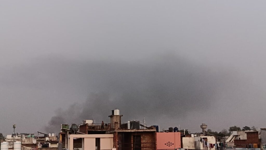 3 किलोमीटर दूर से दिखता धुएं का गुबार / Photo: Saniya Akhtar