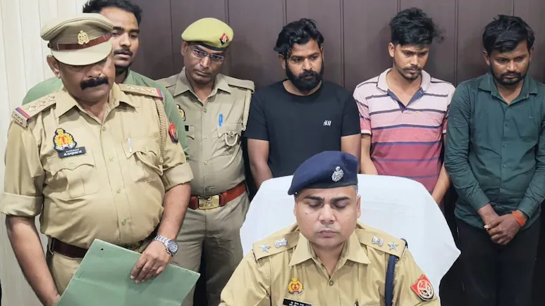 पुलिस की गिरफ्त में साइबर ठगी के आरोपी - ऋषिराज, रोहन कुमार और सचिन सिंह