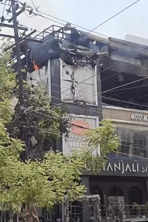 आग की तेज लपटें देखकर मौके पर मौजूद लोगों ने तुरंत दमकल विभाग को सूचना दी।