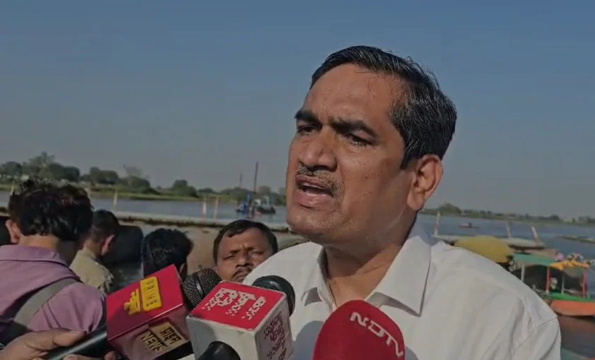हादसे में बारे में जानकारी देते मथुरा डीएम चंद प्रकाश सिंह