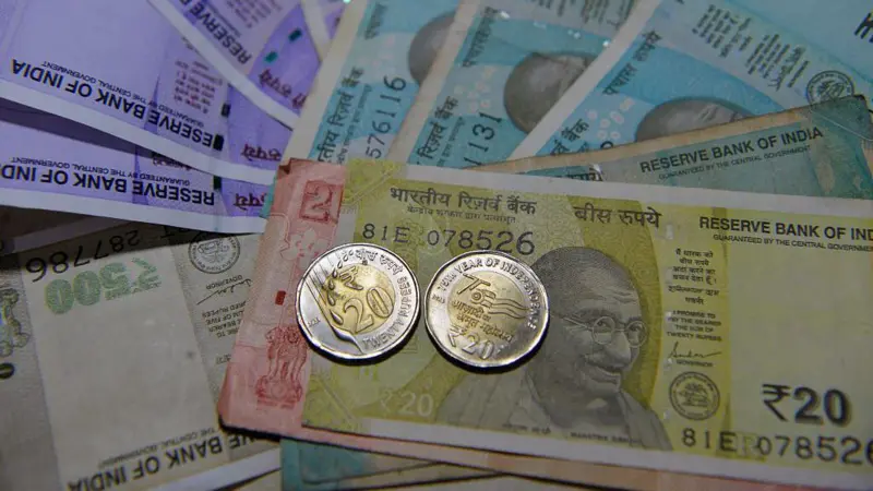 रुपया डॉलर की तुलना में 100 के क़रीब पहुँचने वाला है
