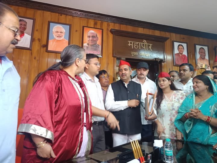 Lucknow mayor Sushma Kharkwal on Sunday administered the oath of office to SP candidate Lalit Tiwari as corporator, three days after the Lucknow bench of Allahabad HC froze her financial and administrative powers of the mayor over delay in complying with its order