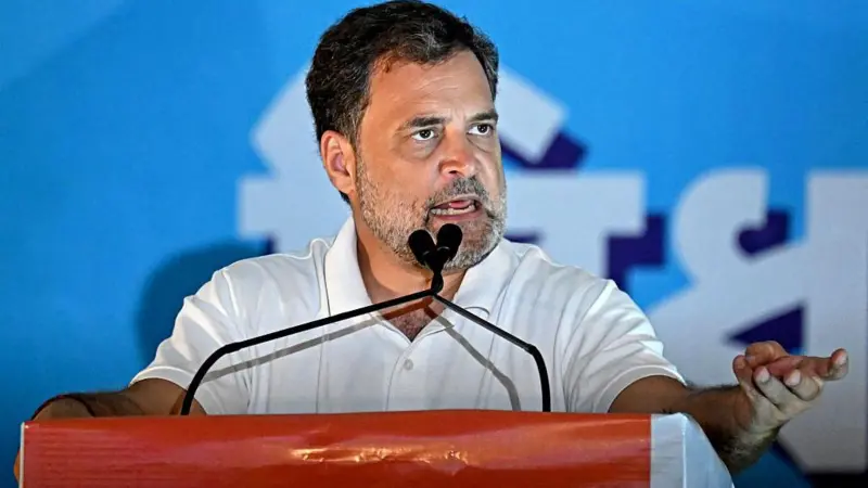 लोकसभा में नेता प्रतिपक्ष राहुल गांधी का कहना है कि सरकार अपनी ज़िम्मेदारी लोगों पर थोप रही है