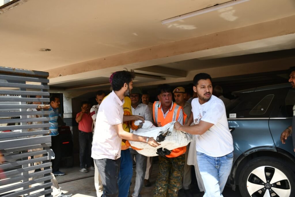 विवेक विहार में एक चार मंजिला बिल्डिंग में आग लगने के बाद मौके पर जमा लोग और दमकलकर्मी। (सभी फोटो सौजन्य- जागरण)