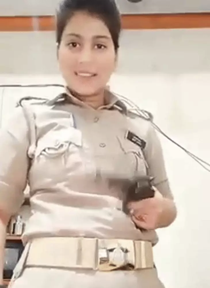 तस्वीर यूपी पुलिस की पूर्व महिला सिपाही प्रियंका मिश्रा की है। इसी रील की वजह से 2020 में उन्हें सस्पेंड कर दिया गया था। बाद में उन्होंने इस्तीफा दे दिया था।